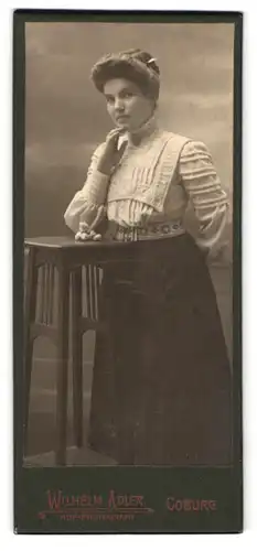 Fotografie Wilhelm Adler, Coburg, Allee 6, Junge Frau mit hochgestecktem Haar, weisser Zierbluse und schwarzem Rock