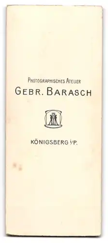Fotografie Gebr. Barasch, Königsberg i. Pr., Bürgerlicher Knabe im langen Mantel mit Hut und Gehstock