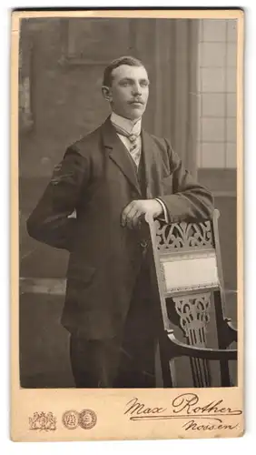 Fotografie Max Rother, Nossen, Waldheimerstr. 29, Junger Mann im Anzug in adretter Haltung mit Stolzem Blick