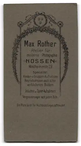 Fotografie Max Rother, Nossen, Waldheimerstr. 29, Junge Frau in weisser Bluse mit Monogramm-Muster und dunklem Rock