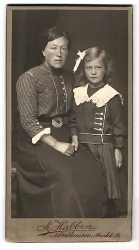 Fotografie M. Habben, Nordhausen, Markt 16, Mädchen im dunklen Kleid mit weissem Zierkragen mit ihrer Mutter