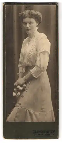 Fotografie Kunstlicht-Atelier, Pforzheim, Markt 13, Junge Frau in weisser Bluse mit elegantem Kragen und grauem Rock