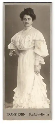 Fotografie Franz John, Berlin-Pankow, Kreuzstrasse 16, Bürgerliche Dame im reich verzierten, bauschigen weissen Kleid