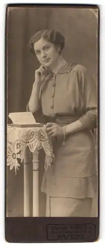 Fotografie Oskar Meister, Bautzen, Kaiserstr. 15, Junge Dame im taillierten Kleid mit verträumtem Blick über einem Buch