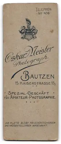 Fotografie Oskar Meister, Bautzen, Kaiserstr. 15, Junge Dame im taillierten Kleid mit verträumtem Blick über einem Buch