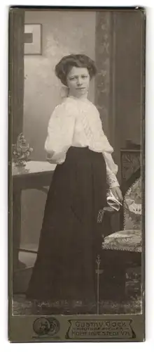 Fotografie Gustav Gock, Hohenwestedt i. H., Junge Frau in weisser Bluse mit verzierte Brustpartie und schwarzem Rock