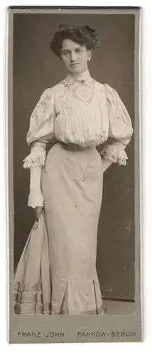 Fotografie Franz John, Berlin-Pankow, Kreuzstr. 16, Junge Frau in fein karierter Bluse mit verzierter Kragenpartie