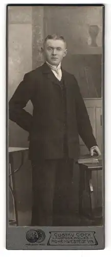 Fotografie Gustav Gock, Hohenwestedt i. H., Bürgerlicher Knabe im schwarzen Anzug mit pomadisiertem Haar