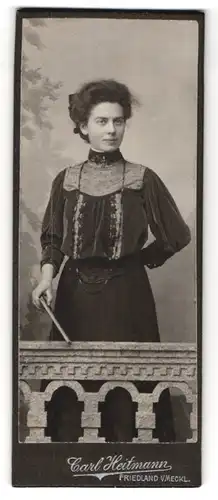 Fotografie Carl Heitmann, Friedland i. Meckl., Junge Frau in eleganter Bluse mit schwarzem Kleid mit einem Buch