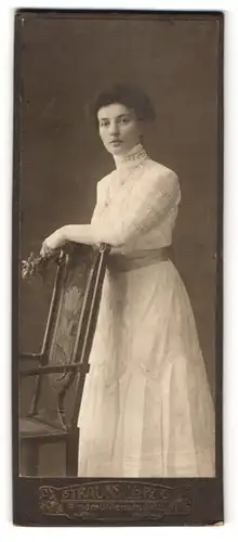 Fotografie Atelier Strauss, Leipzig, Windmühlenstr. 8-12, Junge Frau im eleganten weissen Kleid mit betonter Taille