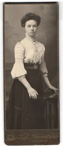Fotografie Felix Korb, Crimmitschau, Thiemestr. 4, Junge Dame in elegant verzierter Bluse mit halb-gepufften Ärmeln