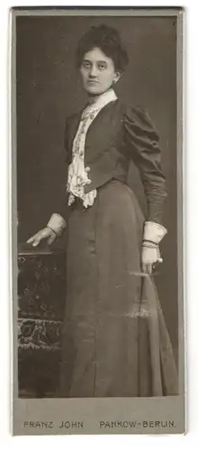 Fotografie Franz John, Berlin-Pankow, Kreuzstr. 16, Bürgerliche Dame im dunklem Kleid mit heller Rüschen-Bluse