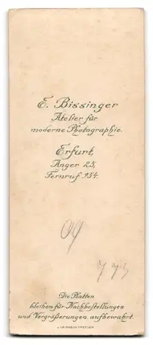 Fotografie E. Bissinger, Erfurt, Anger 25, Bürgerlicher Knabe im dunklen Dreiteiler mit Mittelscheitel