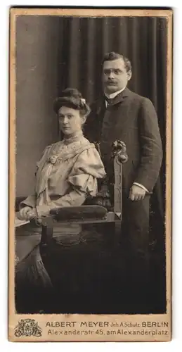 Fotografie Albert Meyer, Berlin, Alexanderstr. 45, Bürgerliches Ehepaar, er mit Zwicker hinter seiner sitzenden Frau