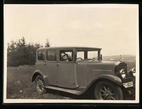 Fotografie Haas, Frankfurt / Main, Auto F.N. 1400 (1928), Dame in Limousine sitzend