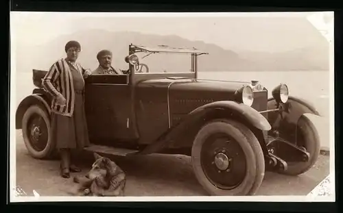 Fotografie Auto Steyr Typ XII Cabrio (1926), Paar mit PKW & Hund am Ufer