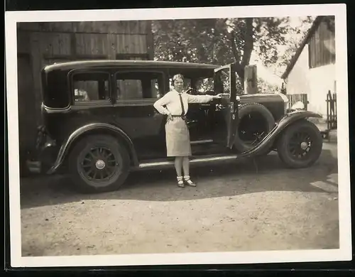 Fotografie Auto Buick (1930), Dame öffnet Beifahrertür der Limousine