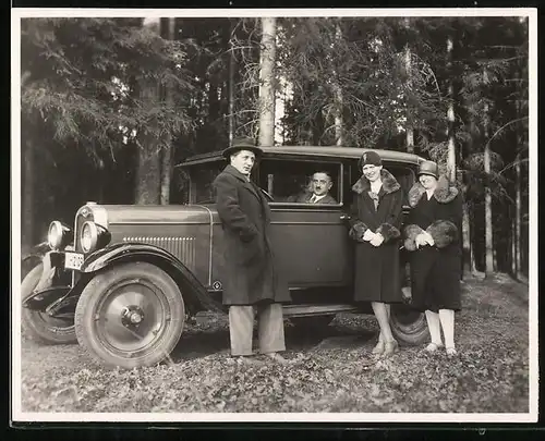 Fotografie Auto Chevrolet AB-National (1928), Paare während einer Ausfahrt
