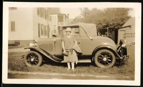 Fotografie Auto Pontiac Cabrio (1929), Dame neben PKW stehend