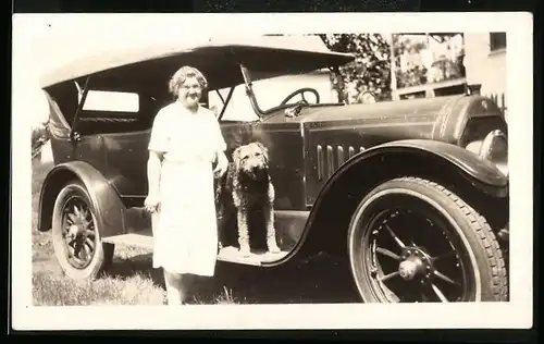 Fotografie Auto Peerless Cabrio (1917 /19), Hausfrau nebst Hund vor der Fahrt nach Hannover