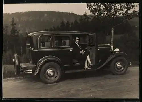 Fotografie Auto Nash (1930), Dame steigt aus schwarzer Limousine