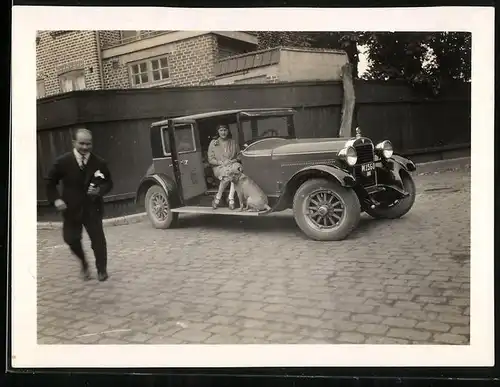 Fotografie Auto Hudson (1927), Dame nebst Hund Boxer auf Trittbrett sitzend