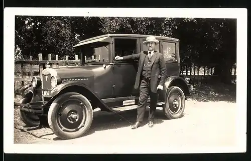 Fotografie Auto Chevrolet K (1925), Gentleman nebst PKW Kennzeichen California 1927