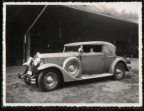 Fotografie Auto Buick Cabrio (1930 /31), Dame sitzt am Steuer des Cabriolet's