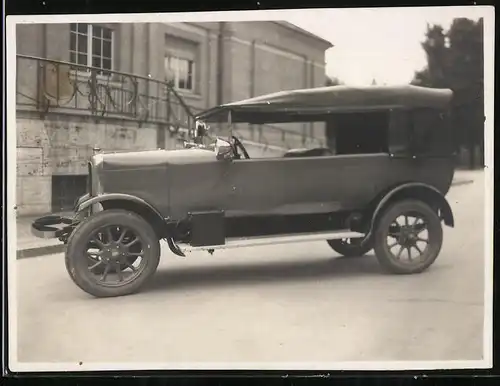 Fotografie Auto Jowett Cabrio (1926), PKW vor einem Herrenhaus geparkt