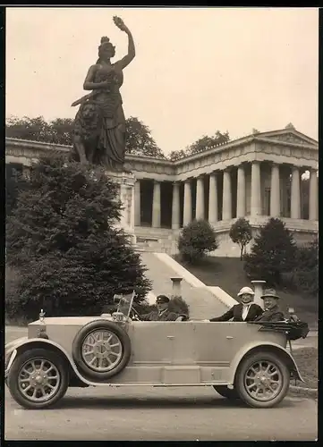 Fotografie unbekannter Fotograf, Ansicht München, Auto Metallurgique vor der Bavaria 1925