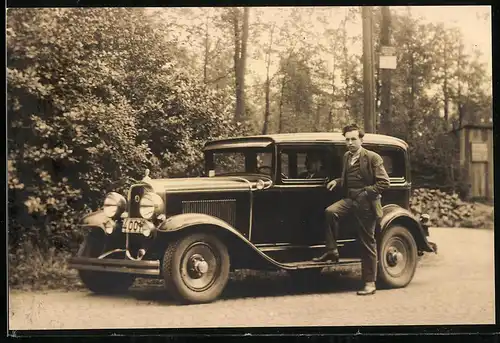 Fotografie Auto Chevrolet AE Independence (1931), Bursche posiert lässig am Trittbrett