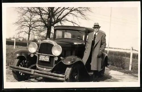 Fotografie Auto Willys-Overland (1930), PKW mit Kfz-Kennzeichen Michigan -229