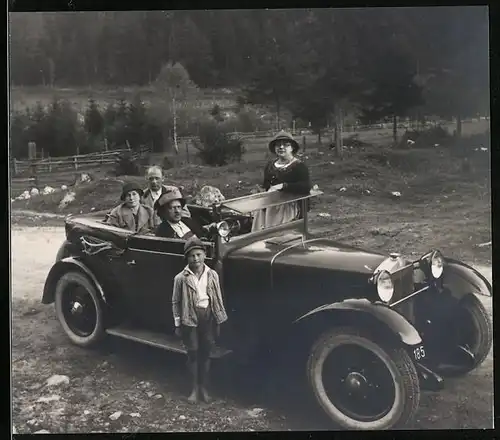 Fotografie Auto Steyr Cabrio, Familie während einer Ausfahrt