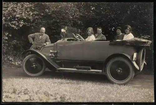 Fotografie Auto Renault 10CV Cabrio (1920), Reisegesellschaft mit offenen PKW