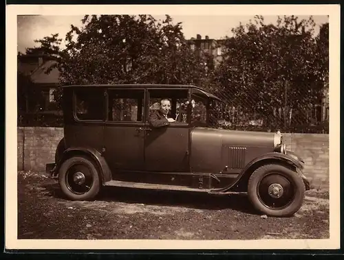 Fotografie Auto Citroen B14, Herr in Limousine sitzend