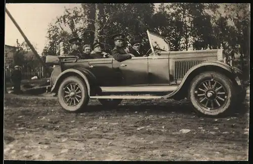 Fotografie Auto Oldsmobile Cabrio (1925 /26), Soldaten und Zivilisten im offenen PKW
