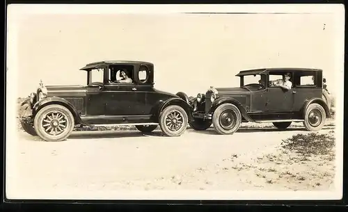 Fotografie Auto Oakland (1926) & Buick (1926), junge Frau & junger Herr in PKW's hintereinander in Miami 1926