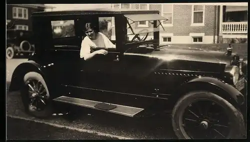 Fotografie Auto Hudson (1923), Hausfrau im PKW sitzend