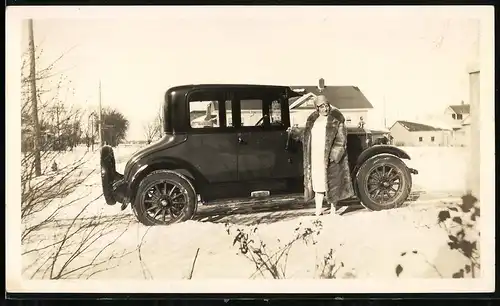 Fotografie Auto Buick (1925), Dame mit Pelzmantel nebst PKW