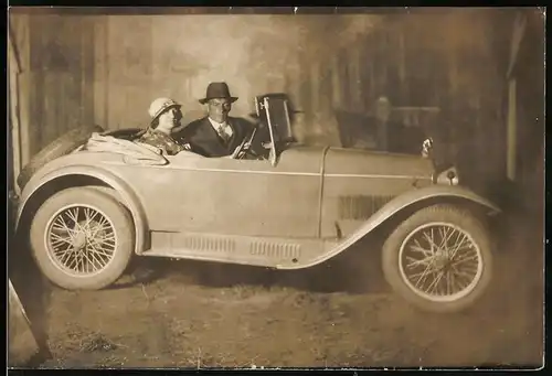 Fotografie Auto Aero Roadster - Cabrio (1930), Paar im Sportwagen sitzend