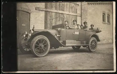 Fotografie 1.WK, Auto Packard Twin Six (1916), Soldaten im Kübelwagen sitzend