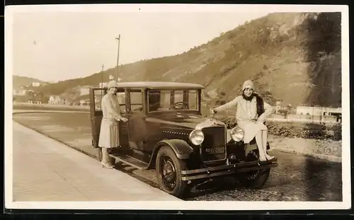 Fotografie Auto Minerva AH (1928), hübsche junge Damen posieren mit Limousine