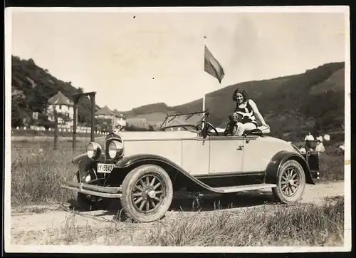 Fotografie Auto Plymouth Cabrio (1929), junge Frau im Badeanzug nebst Hund im offenen PKW sitzend