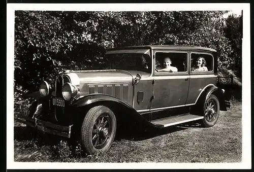 Fotografie Auto Oakland (1929), Paul & Molly im PKW sitzend, Kennzeichen New Jersey 1932 U15900