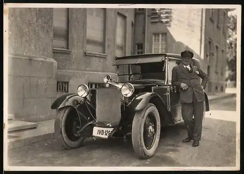 Fotografie Auto Steyr XII (1926), Herr lehnt am PKW mit Kennzeichen Baden IVB-126.