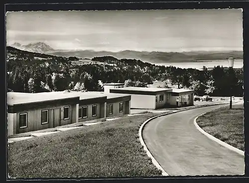 AK Scheidegg /Allgäu, Bungalows des Ferienortes in einer Strasse in den Bergen