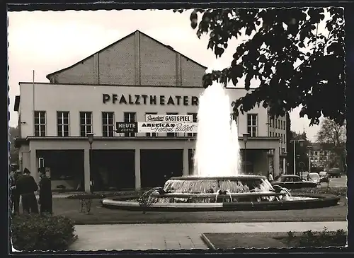 AK Kaiserslautern, Platz mit Brunnen vor dem Pfalztheater