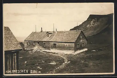 AK Freschenhaus, Berghütte mit Hoch. Freschen und Nebengebäude