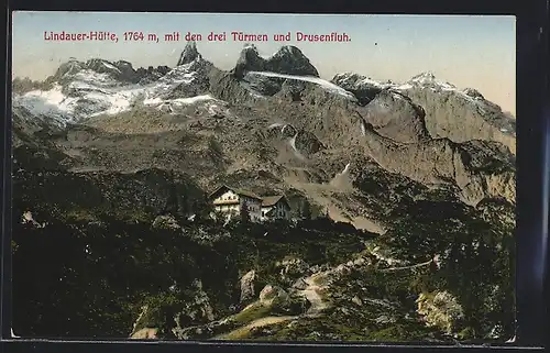 AK Lindauer-Hütte, Blick auf die Berghütte mit den drei Türmen und Drusenfluh