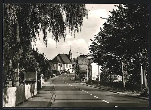 AK Niederbergheim /Möhne, Strassenpartie mit Kirche